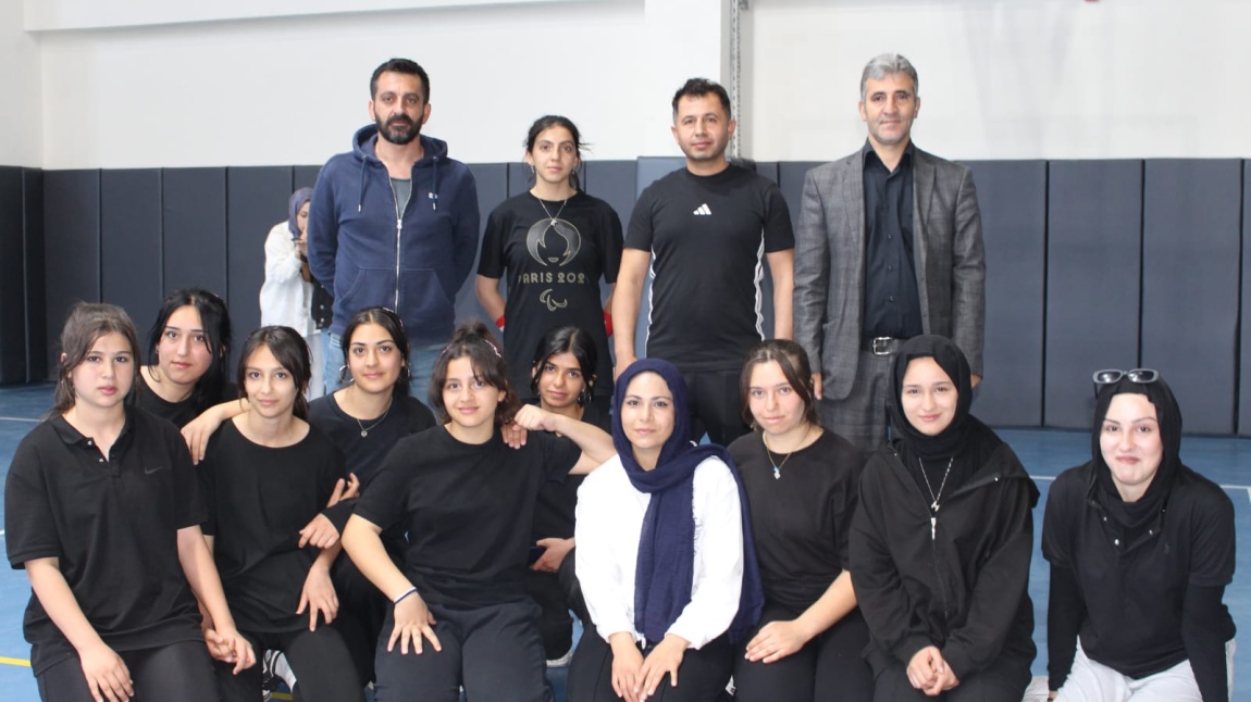 KIZ VOLEYBOL TAKIMIMIZ  İLÇE BİRİNCİSİ OLDU